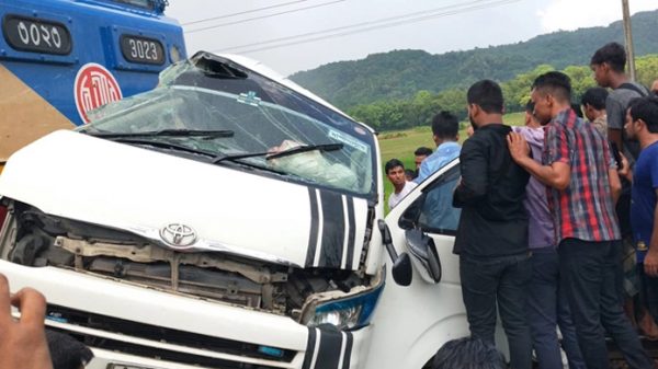 মীরসরাইয়ে মাইক্রোবাসে ট্রেনের ধাক্কা, নিহত ১১ - Natun Sylhet