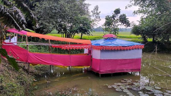 পুকুরের ওপর বাসরঘর, দেখতে এলাকাবাসীর ভিড় - Natun Sylhet