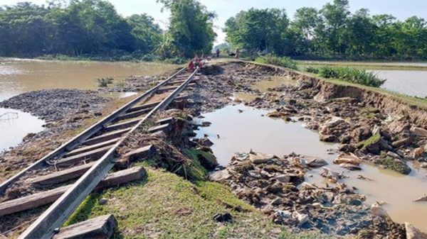 বন্যার পানির স্রোতে ক্ষতবিক্ষত সিলেট-ছাতক রেলপথ - Natun Sylhet
