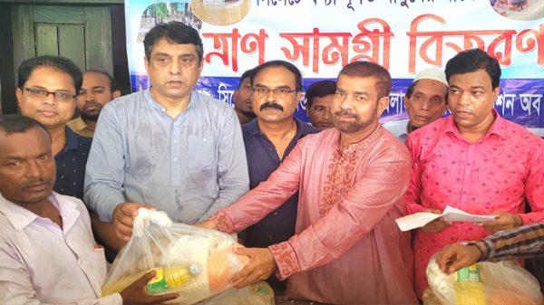বন্যার্তদের পাশে এম.সি এন্ড সরকারি কলেজ এলামনাই এসোসিয়েশন ইউএসএ - Natun Sylhet