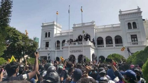 শ্রীলঙ্কার প্রধানমন্ত্রীর কার্যালয় বিক্ষোভকারীদের দখলে - Natun Sylhet
