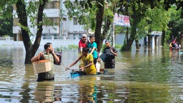 সিলেট-সুনামগঞ্জে বন্যা: ঘরে ফিরতে চায় ক্ষতিগ্রস্তরা - Natun Sylhet