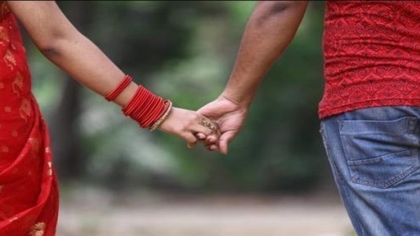 মুসলিম প্রেমিকের হাত ধরে হিন্দু গৃহবধূর উধাও, এলাকায় তোলপাড় - Natun Sylhet