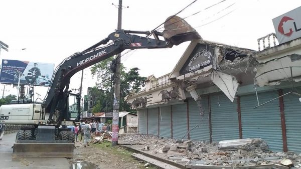 সিলেট নগরে বুলডোজার দিয়ে ভাঙা হচ্ছে অবৈধ স্থাপনা - Natun Sylhet