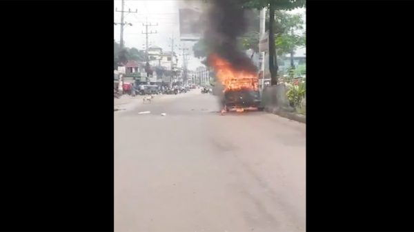 সিলেটে মদিনা মার্কেটে সিএনজি অটোরিকশায় আগুন - Natun Sylhet