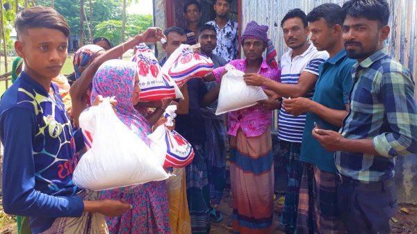 তাহিরপুরে ‘বিএনপি’ নেতা আনিসুল হকের ত্রান বিতরণ - Natun Sylhet