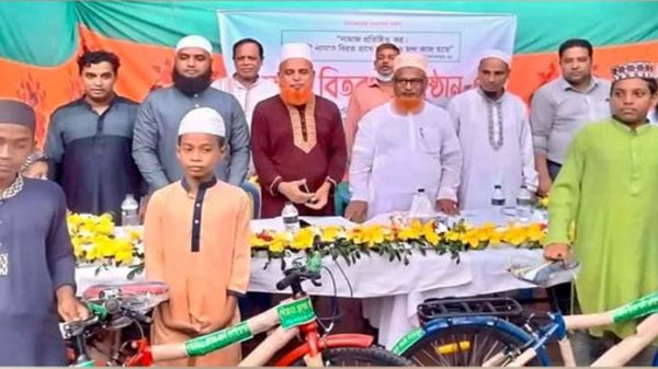 টানা ৪০দিন জামাতে নামাজ আদায় করে পুরস্কার জিতেছে ১৭ কিশোর - Natun Sylhet