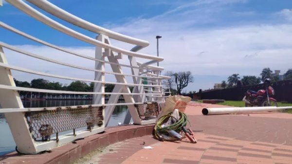 ল্যাম্পপোস্ট বসানো নিয়ে সিসিক-কারা কর্তৃপক্ষ মুখোমুখি - Natun Sylhet