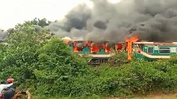 সংশ্লিষ্টদের দায়িত্বহীনতার কারণেই পারাবত ট্রেনে অগ্নিকাণ্ড: তদন্ত কমিটি - Natun Sylhet