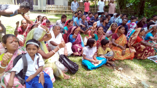 চা শ্রমিকরা আন্দোলন: ‘৩০০ টাকা মজুরি দাও নাইলে বিষ দাও’ - Natun Sylhet