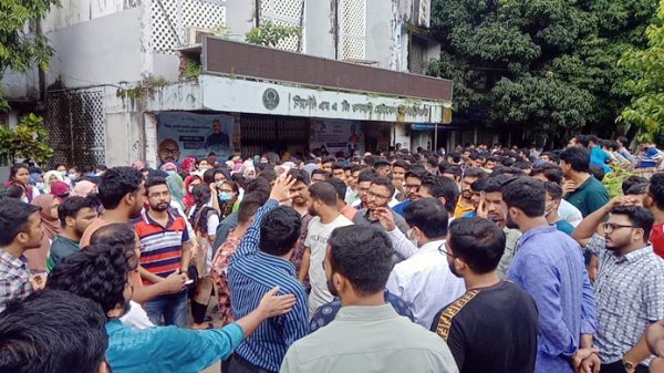 ফের সড়ক অবরোধ করলো সিওমেক শিক্ষার্থীরা, জনভোগান্তি - Natun Sylhet