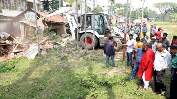 ওসমানী বিমানবন্দর সড়কের পাশের অবৈধ স্থাপনা উচ্ছেদ! - Natun Sylhet