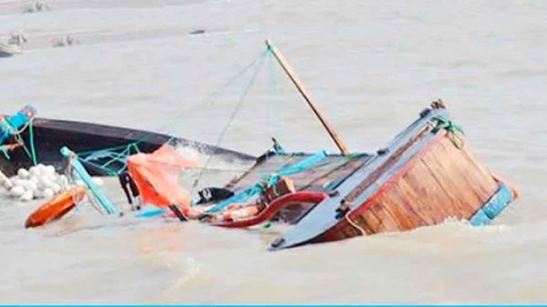বঙ্গোপসাগরে ট্রলার ডুবে ১৩ জেলে নিখোঁজ, বাড়িতে মাতম চলছে - Natun Sylhet
