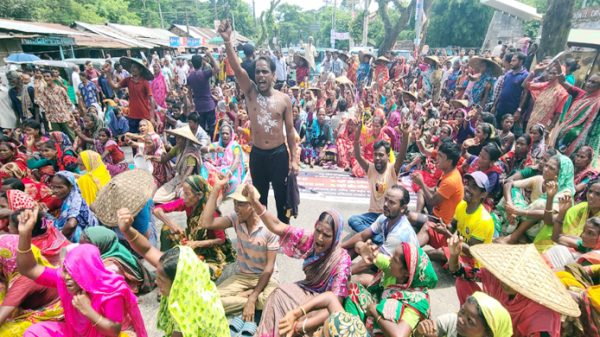 সিদ্ধান্ত বদলে ফের ৩০০ টাকা মজুরীতে দাবিতে সড়ক অবরোধ - Natun Sylhet