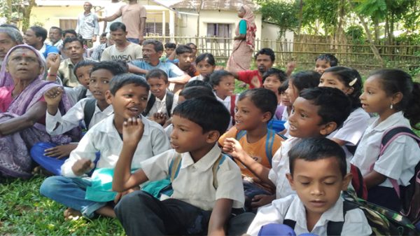 এবার দাবি আদায়ে শিশু সন্তানদের নিয়ে আন্দোলনে চা শ্রমিকরা - Natun Sylhet