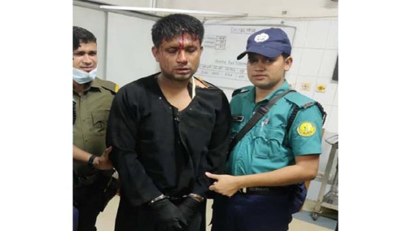 সিলেটে বোরকা পরে চুরি করতে গিয়ে গণধোলাই খেলো যুবক - Natun Sylhet