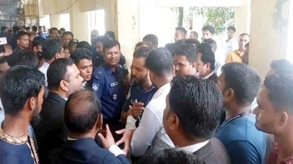 সাংবাদিক ও আইনজীবীদের সঙ্গে অসদাচরণ: ৪ পুলিশ সদস্য প্রত্যাহার - Natun Sylhet