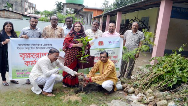 রোটারী ক্লাব অব সিলেট সেন্ট্রালের উদ্যোগে বীরেশ চন্দ্র উচ্চ বিদ্যালয়ে বৃক্ষরোপন - Natun Sylhet