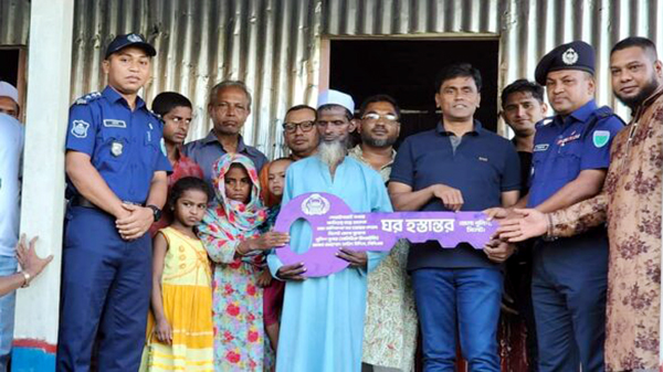 গোয়াইনঘাটে অন্ধ মালেককে মাথা গুজার ঠাঁই করে দিলেন এসপি ফরিদ - Natun Sylhet
