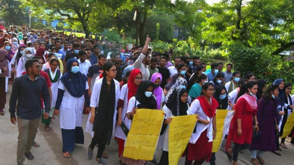 সিলেট ওসমানী মেডিক্যালে আন্দোলনে ২০০ ইন্টার্ন চিকিৎসক, সেবা ব্যাহত - Natun Sylhet