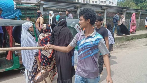 ছাত্রদের হাতে স্ট্যাম্প, ভীত সন্ত্রস্ত চালক-যাত্রীরা - Natun Sylhet