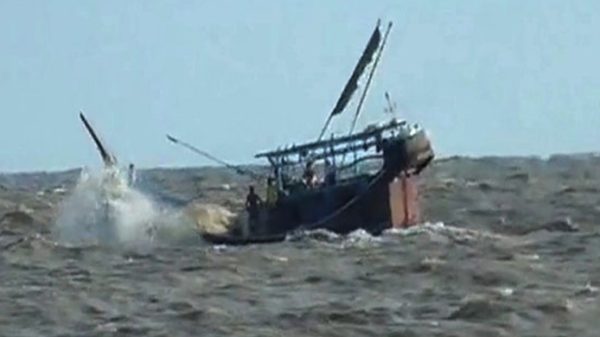বঙ্গোপসাগরে ট্রলার ডুবি, ১০ জেলে নিখোঁজ - Natun Sylhet