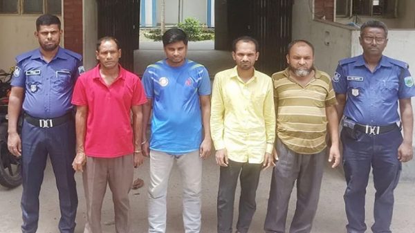 পাসপোর্ট অফিসের সামনে থেকে ৪ দালাল আটক - Natun Sylhet