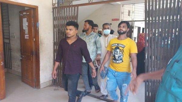 আদালত পাড়ায় স্ত্রীকে কোপালো স্বামী - Natun Sylhet