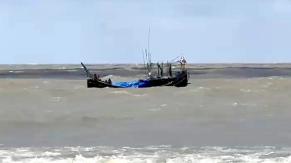 ট্রলারডুবি: ভারতে থাকা ৪৪ জেলের দেশে ফেরা অনিশ্চিত - Natun Sylhet