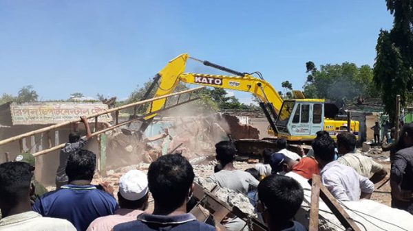 ৩শ’ ব্যবসা প্রতিষ্ঠান উচ্ছেদ করে ভূমির নিয়ন্ত্রণ নিলো এভিয়েশন কর্তৃপক্ষ - Natun Sylhet