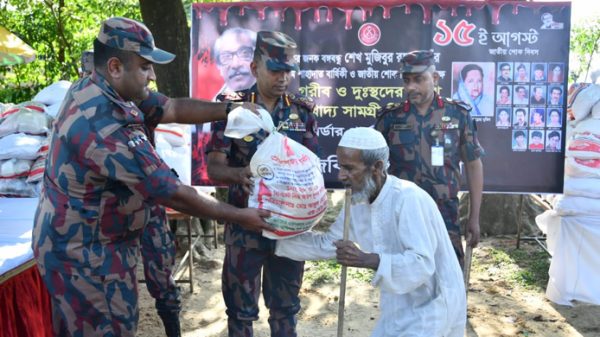 জাতীয় শোক দিবসে দুঃস্থদের খাদ্য ও চিকিৎসা সহায়তা দিলো বিজিবি - Natun Sylhet