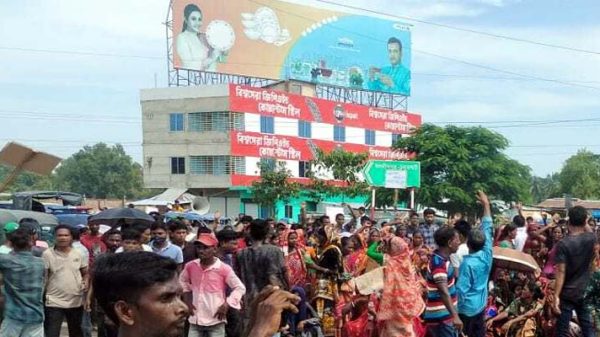 মজুরি দ্ধির দাবিতে ঢাকা-সিলেট মহাসড়কে চা শ্রমিকদের বিক্ষোভ - Natun Sylhet