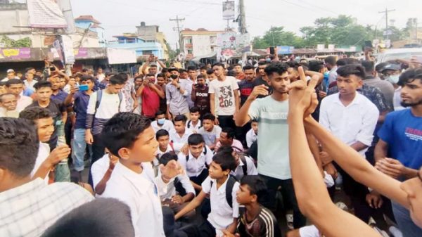 সহপাঠীদের নামে মামলা, সিলেটে মহাসড়ক অবরোধ করে এমপির বিরুদ্ধে বিক্ষোভ - Natun Sylhet