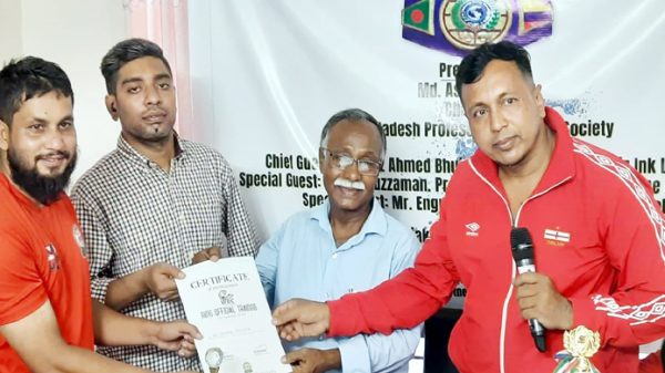 ওয়ার্ল্ড বক্সিং কাউন্সিল রিং অফিসিয়ালে সিলেটের আনোয়ারের সনদ লাভ - Natun Sylhet