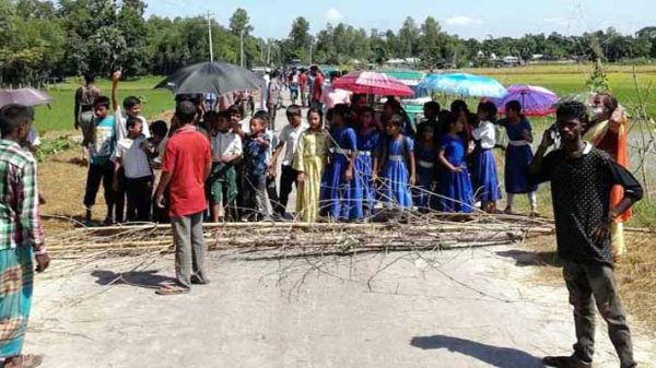 শ্রীমঙ্গলে ট্রাকের ধাক্কায় স্কুলছাত্রীর পা ভাঙল, সড়ক অবরোধ - Natun Sylhet