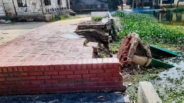 জগন্নাথপুরে কেন্দ্রীয় শহীদ মিনার ভেঙে পুকুরে - Natun Sylhet