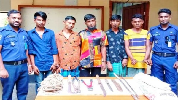কুলাউড়ায় অস্ত্রসহ ৫ ডাকাত গ্রেফতার - Natun Sylhet