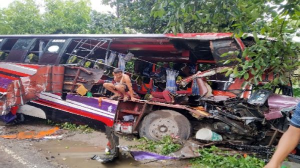 হবিগঞ্জে কাভার্ডভ্যান-বাসের সংঘর্ষে চালক নিহত - Natun Sylhet