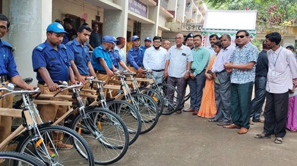 কমলগঞ্জে গ্রাম পুলিশের মাঝে বাইসাইকেল বিতরণ - Natun Sylhet