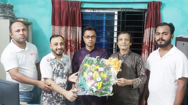 প্রিয় কর্মস্থলে ফুলেল শুভেচ্ছায় সিক্ত মনোয়ার জাহান চৌধুরী - Natun Sylhet
