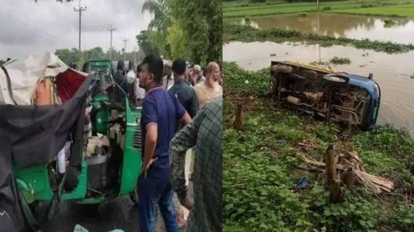 সিলেটে মুখোমুখি সংঘর্ষে রাস্তায় দুমড়ে মুছড়ে যাওয়া অটেরিকশা ও খাদে পড়ে যাওয়া পিকআপ ভ্যান। - Natun Sylhet