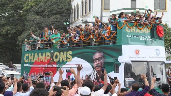 ছাদখোলা বাসে শুভেচ্ছায় সিক্ত ‘হিমালয়’ চ্যাম্পিয়ান মেয়েরা - Natun Sylhet