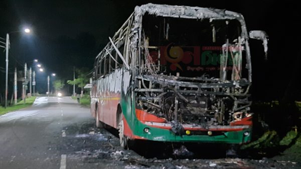 সিলেটে বিআরটিসি বাসে আগুন: প্রাণে বাঁচলেন ৪৬ ঢাবি শিক্ষার্থী - Natun Sylhet