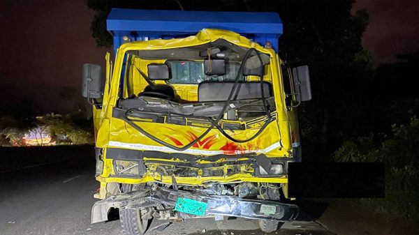 দাড়িয়ে থাকা লরিতে কাভার্ডভ্যানের ধাক্কা, নিহত ৪ - Natun Sylhet
