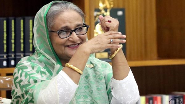 উপহারের ‘বালা’ দেখিয়ে চা শ্রমিকদের আনন্দে ভাসালেন প্রধানমন্ত্রী - Natun Sylhet