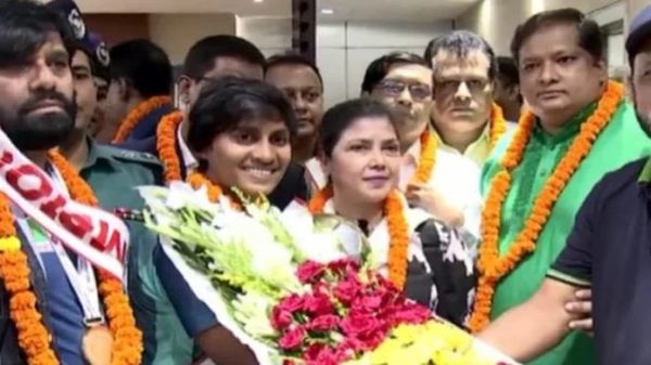 ঐতিহাসিক শিরোপা নিয়ে দেশে ফিরলেন বাঘিনীরা - Natun Sylhet