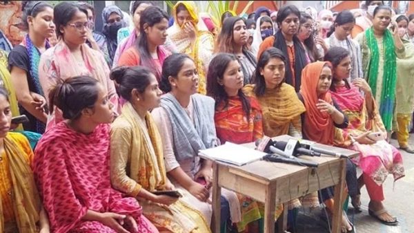 ইডেনে ছাত্রলীগের বহিষ্কৃত নেত্রীদের আমরণ অনশনের হুমকি - Natun Sylhet