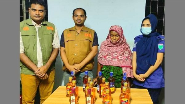 জাফলংয়ে ডিবি পুলিশের অভিযানে ভারতীয় মদসহ মহিলা আটক - Natun Sylhet