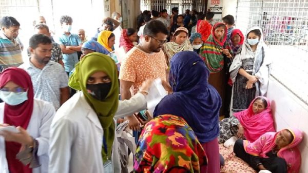 ট্রেনের ধাক্কায় শিশুর হাত বিচ্ছিন্ন, মা আহত - Natun Sylhet