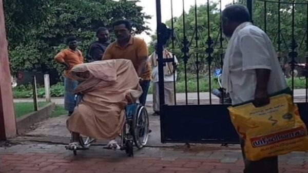 কেউ না আসায় মায়ের লাশ হুইলচেয়ারে বসিয়ে শ্মশানে যান বৃদ্ধ ছেলে - Natun Sylhet